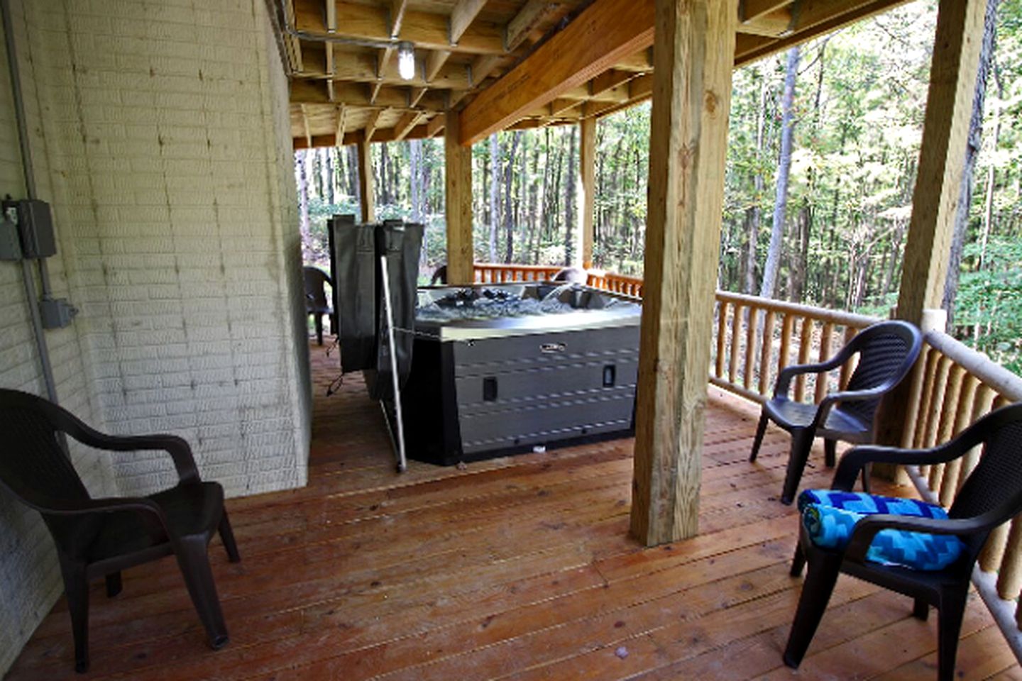 Stately Log Cabin with a Hot Tub Perfect for a Weekend Getaway near Columbus, Ohio