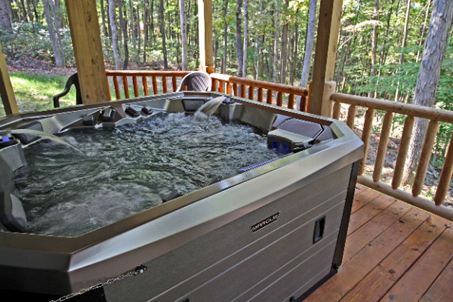 Stately Log Cabin with a Hot Tub Perfect for a Weekend Getaway near Columbus, Ohio