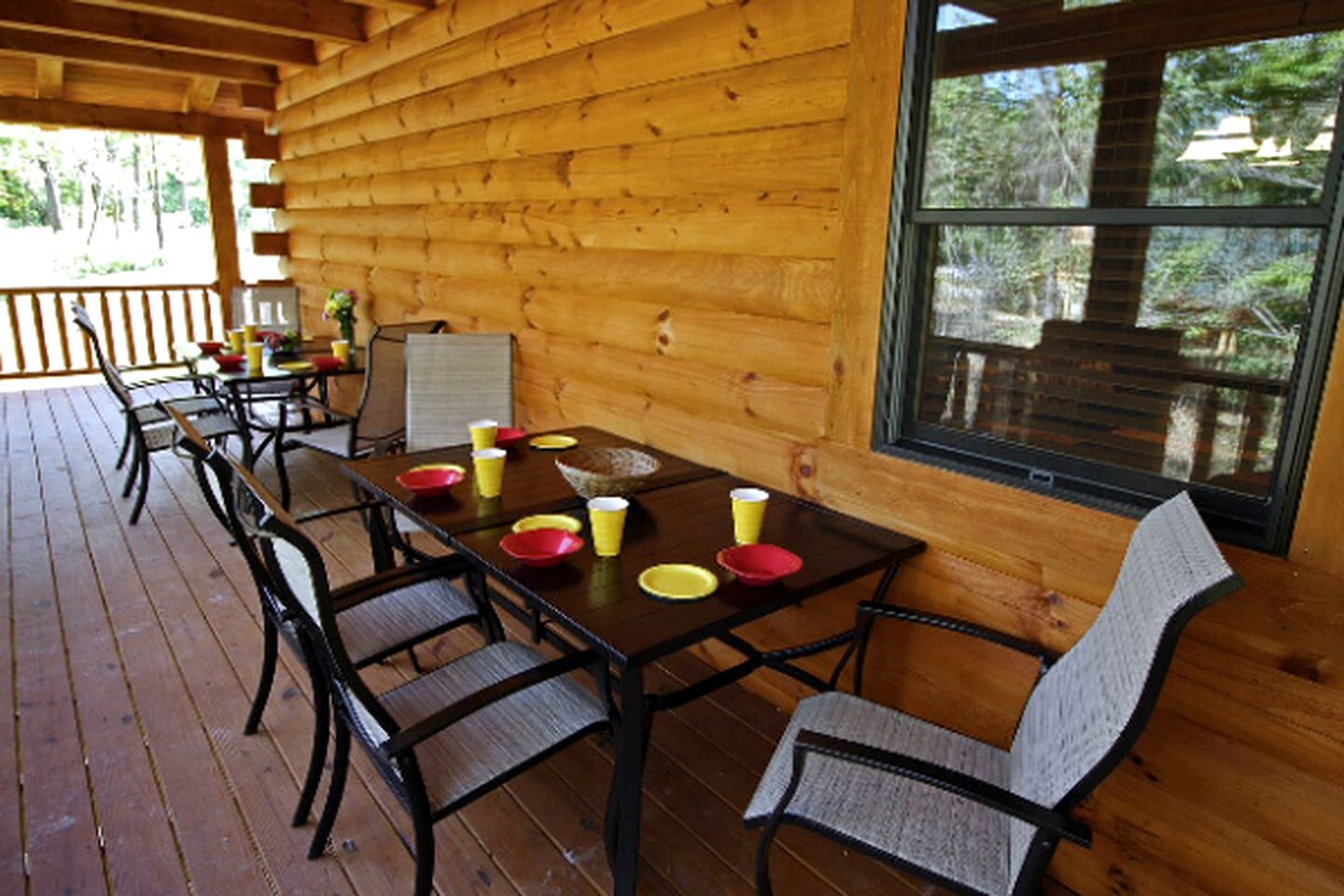 Stately Log Cabin with a Hot Tub Perfect for a Weekend Getaway near Columbus, Ohio