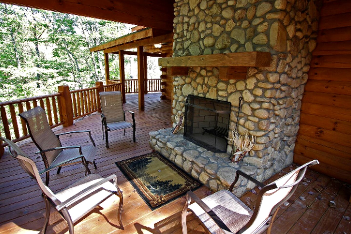 Stately Log Cabin with a Hot Tub Perfect for a Weekend Getaway near Columbus, Ohio