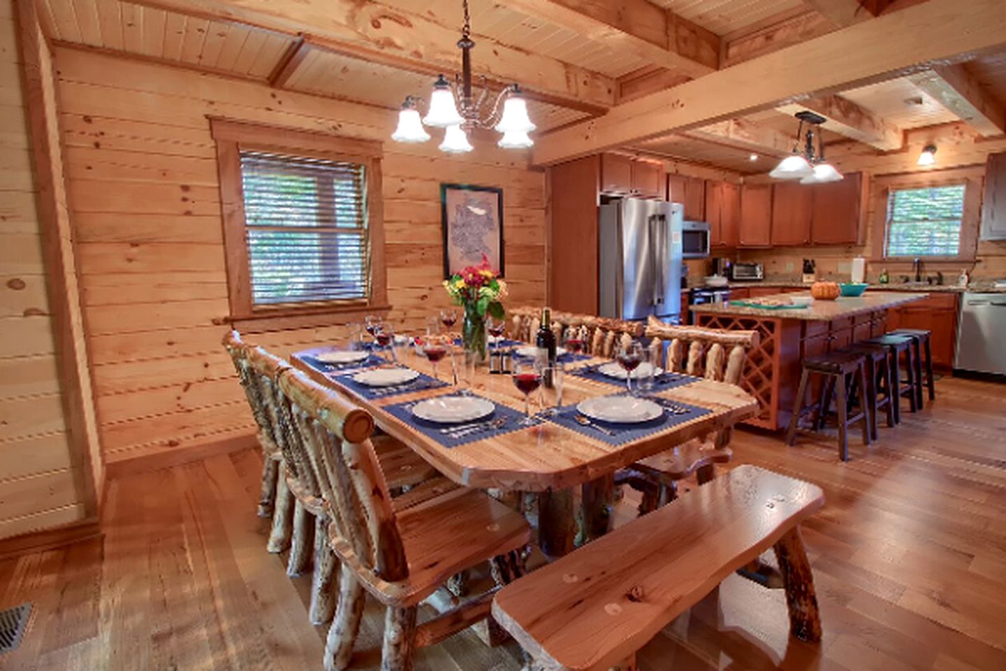 Stately Log Cabin with a Hot Tub Perfect for a Weekend Getaway near Columbus, Ohio