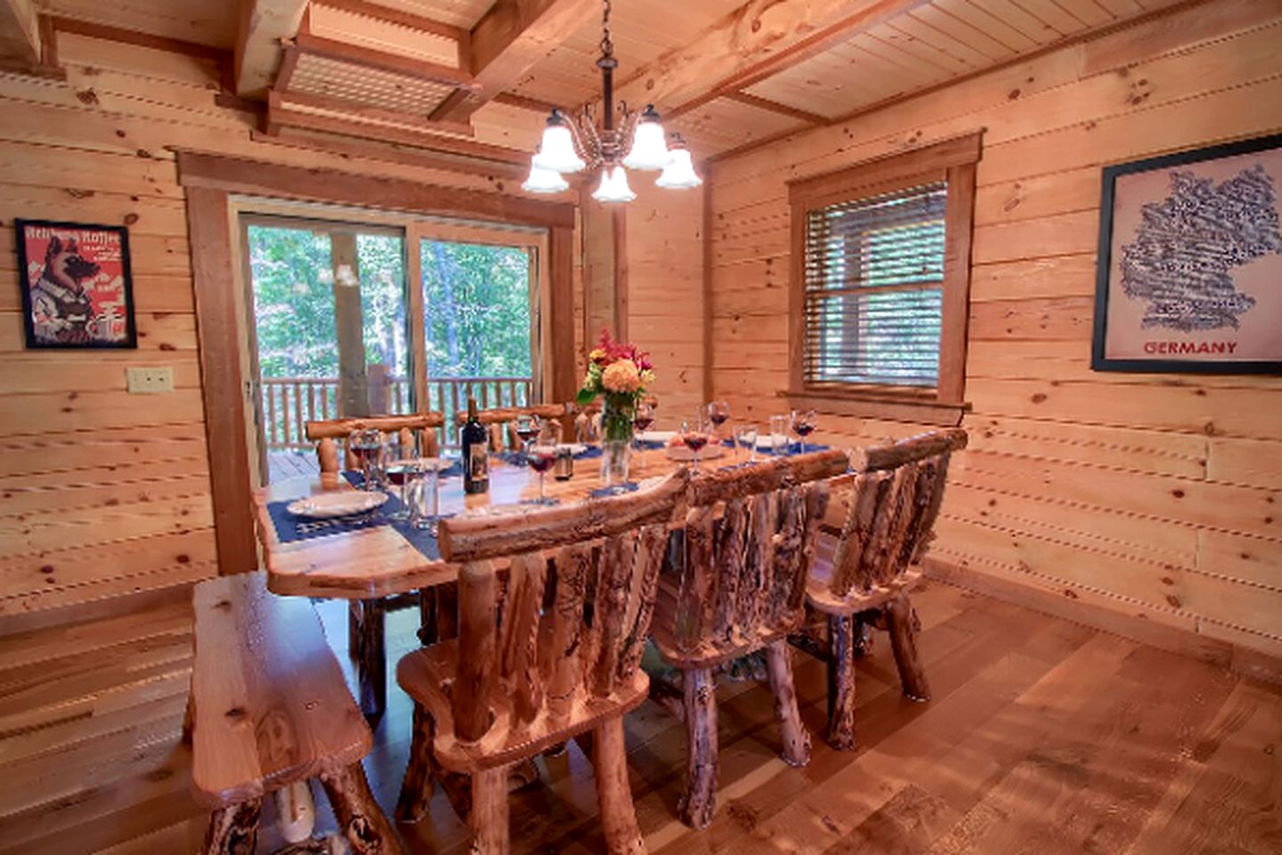 Stately Log Cabin with a Hot Tub Perfect for a Weekend Getaway near Columbus, Ohio