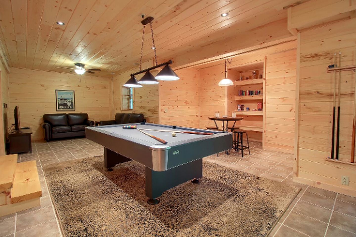 Stately Log Cabin with a Hot Tub Perfect for a Weekend Getaway near Columbus, Ohio