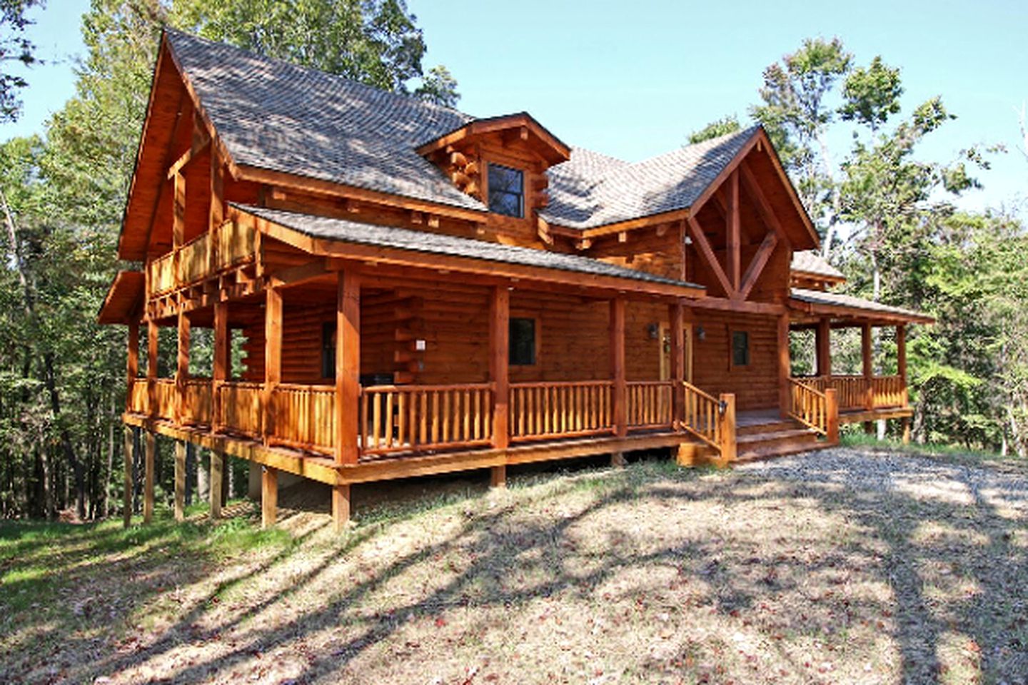 Stately Log Cabin with a Hot Tub Perfect for a Weekend Getaway near Columbus, Ohio