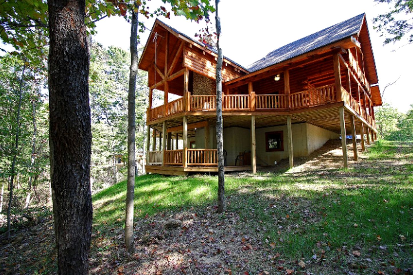 Stately Log Cabin with a Hot Tub Perfect for a Weekend Getaway near Columbus, Ohio