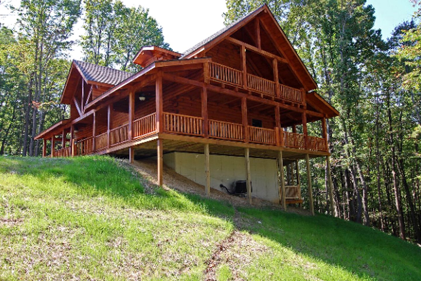 Stately Log Cabin with a Hot Tub Perfect for a Weekend Getaway near Columbus, Ohio