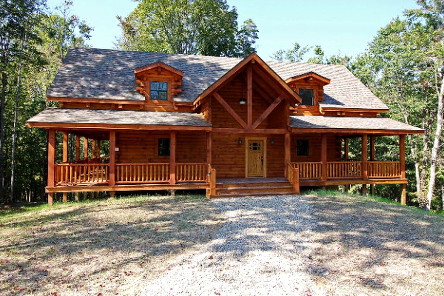 Stately Log Cabin with a Hot Tub Perfect for a Weekend Getaway near Columbus, Ohio