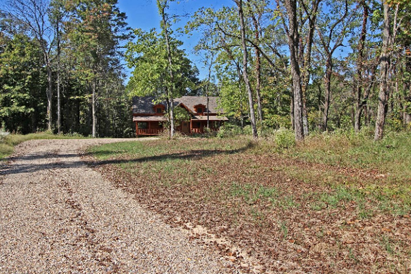 Stately Log Cabin with a Hot Tub Perfect for a Weekend Getaway near Columbus, Ohio