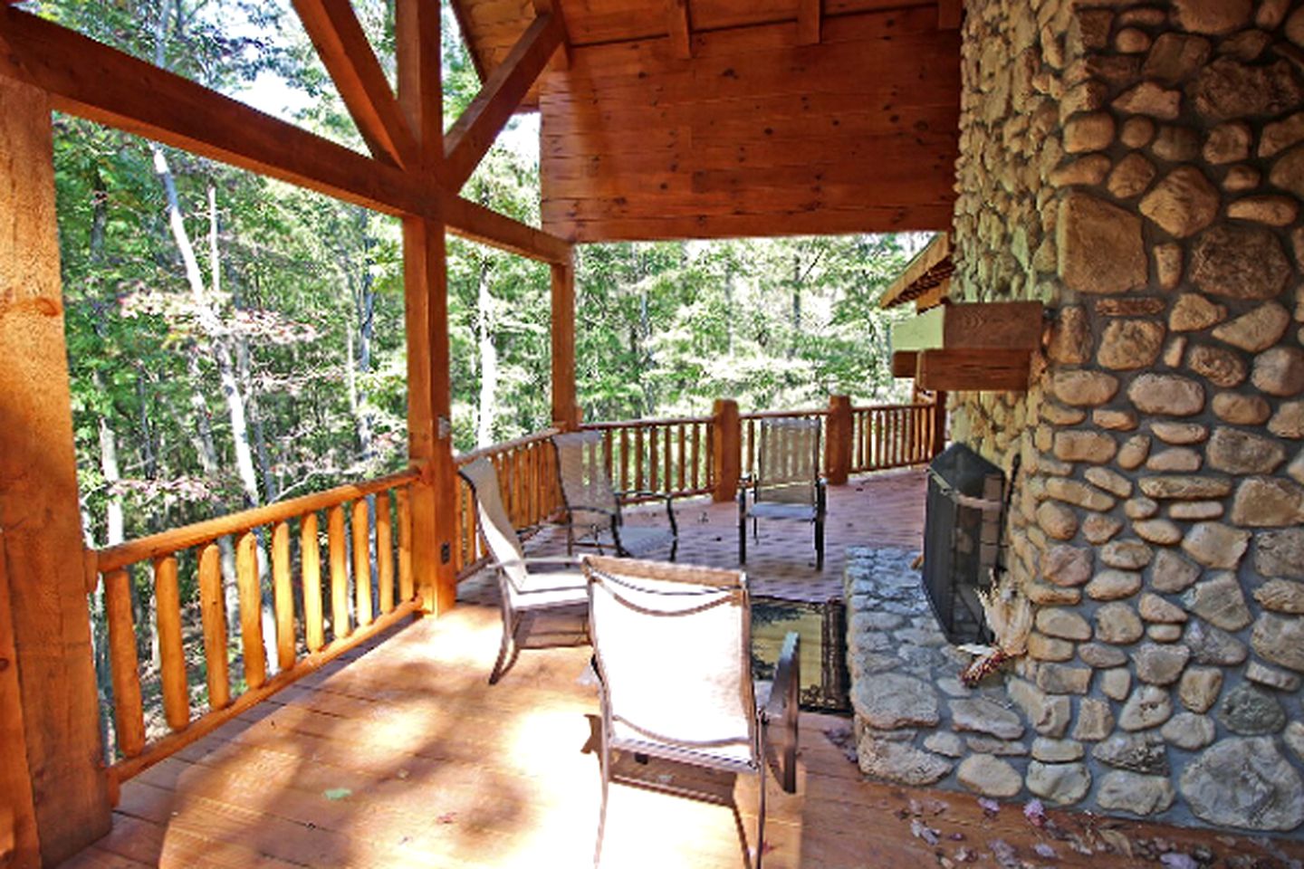 Stately Log Cabin with a Hot Tub Perfect for a Weekend Getaway near Columbus, Ohio