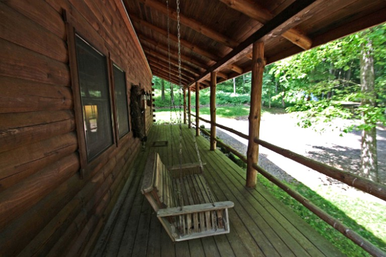 Log Cabins (Logan, Ohio, United States)