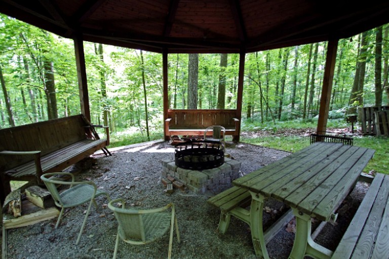 Log Cabins (Logan, Ohio, United States)