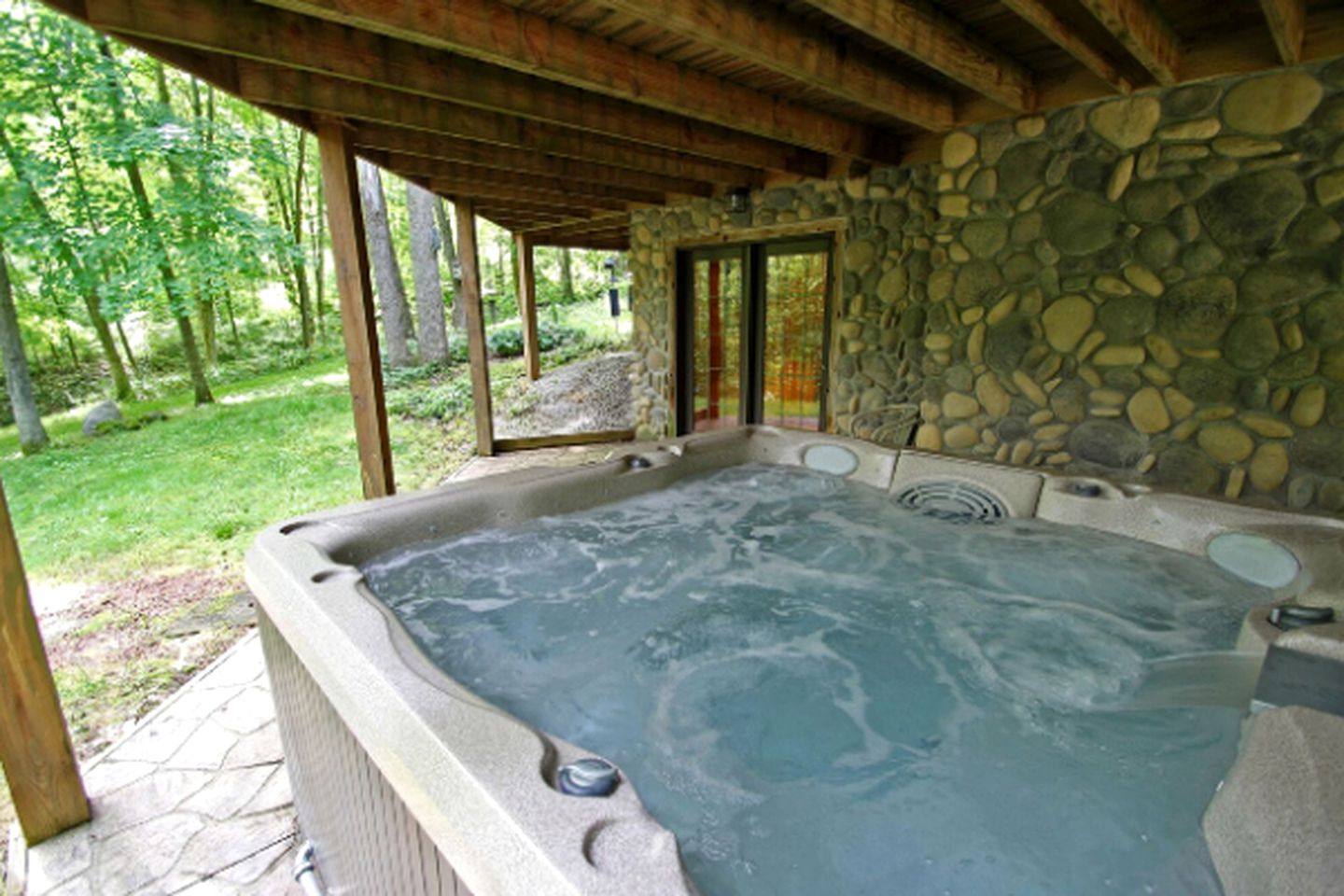 Beautiful Cabin Rental with a Private Hot Tub in Hocking Hills, Ohio