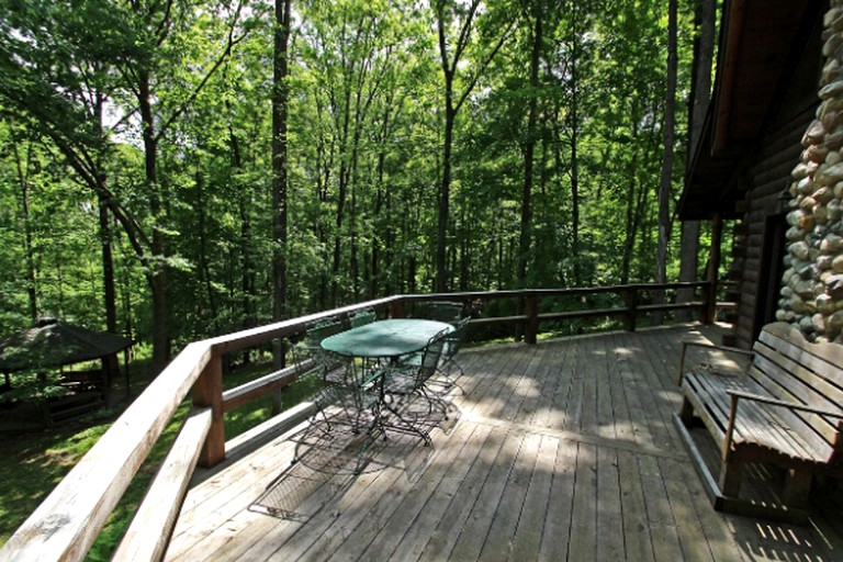 Log Cabins (Logan, Ohio, United States)