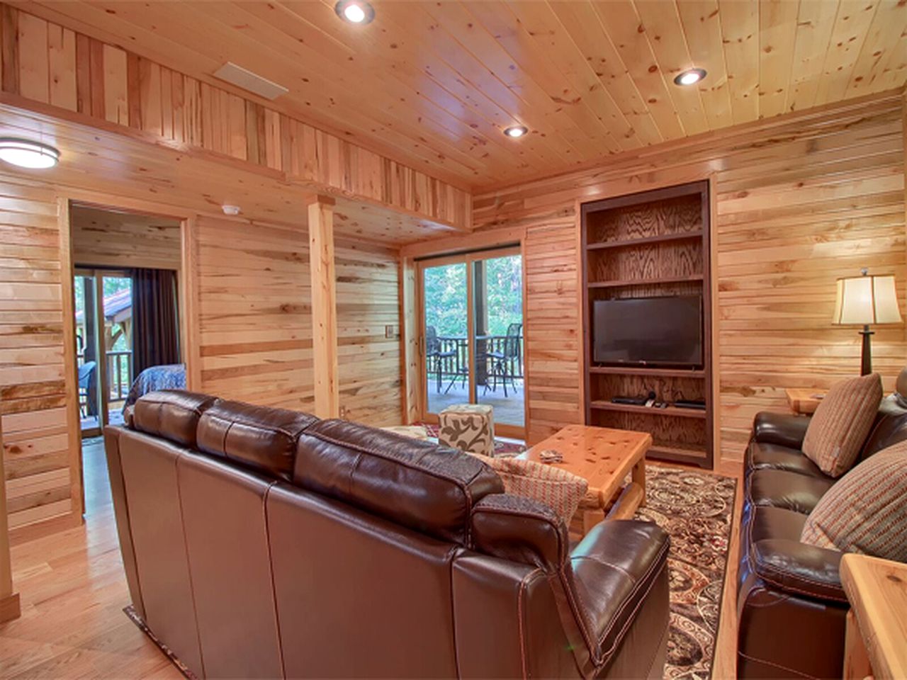 Secluded Luxury Cabin Rental for Eight Guests near Ash Cave, Ohio