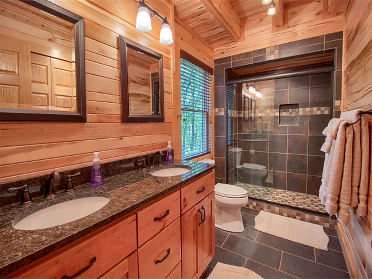 Secluded Luxury Cabin Rental for Eight Guests near Ash Cave, Ohio