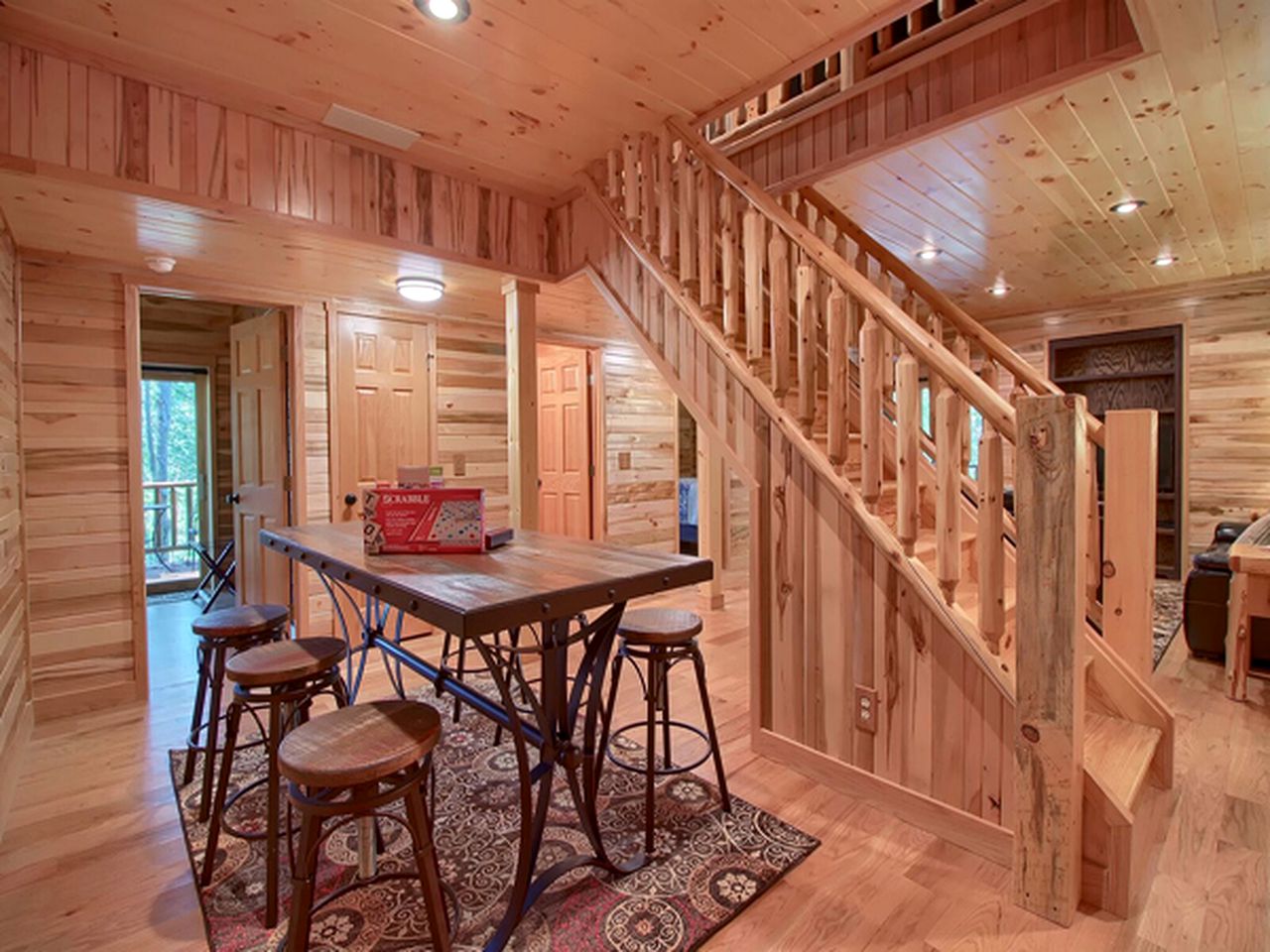 Secluded Luxury Cabin Rental for Eight Guests near Ash Cave, Ohio