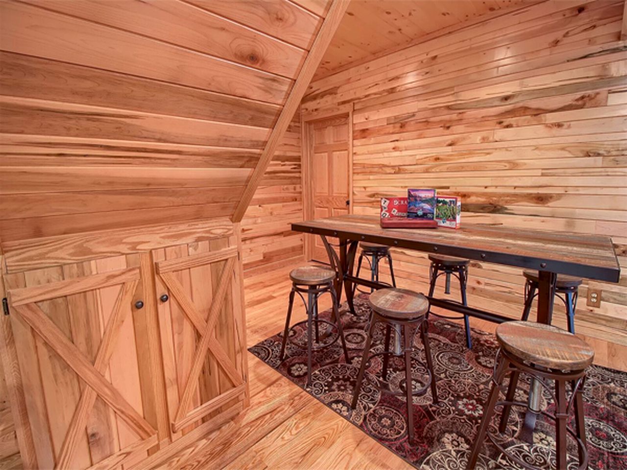 Secluded Luxury Cabin Rental for Eight Guests near Ash Cave, Ohio