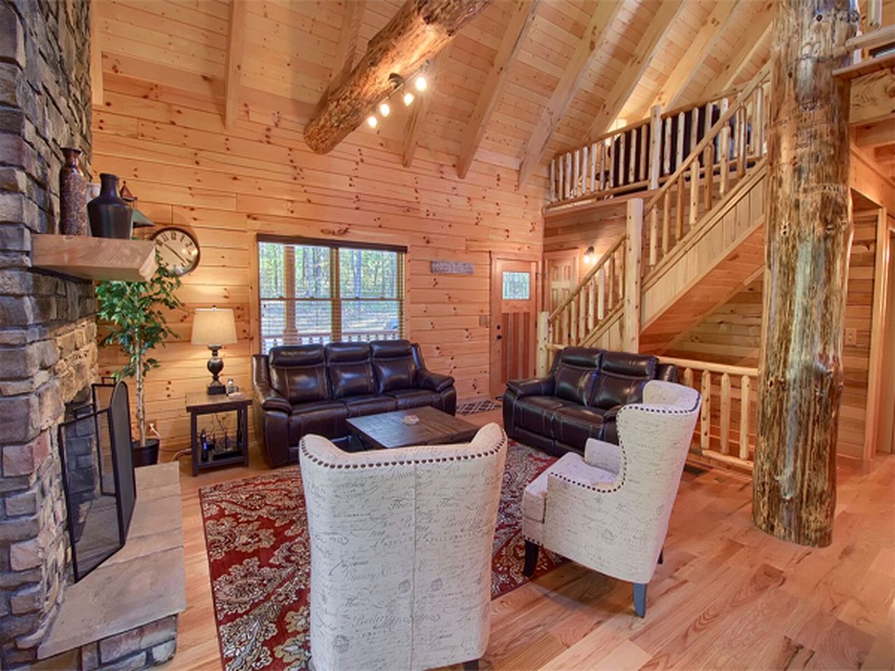 Secluded Luxury Cabin Rental for Eight Guests near Ash Cave, Ohio