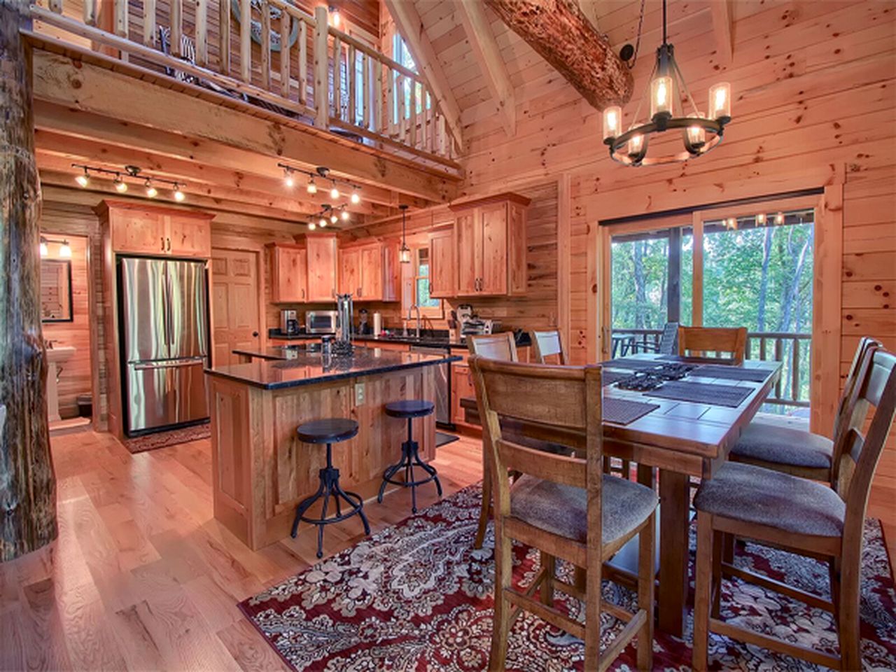 Secluded Luxury Cabin Rental for Eight Guests near Ash Cave, Ohio