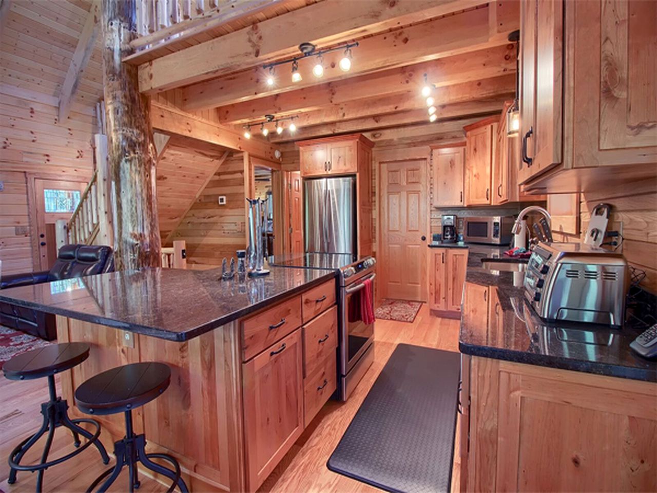 Secluded Luxury Cabin Rental for Eight Guests near Ash Cave, Ohio