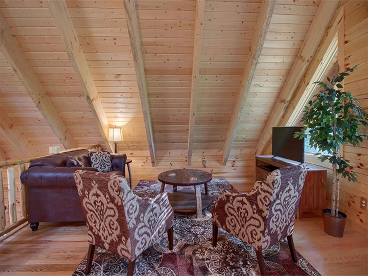 Secluded Luxury Cabin Rental for Eight Guests near Ash Cave, Ohio