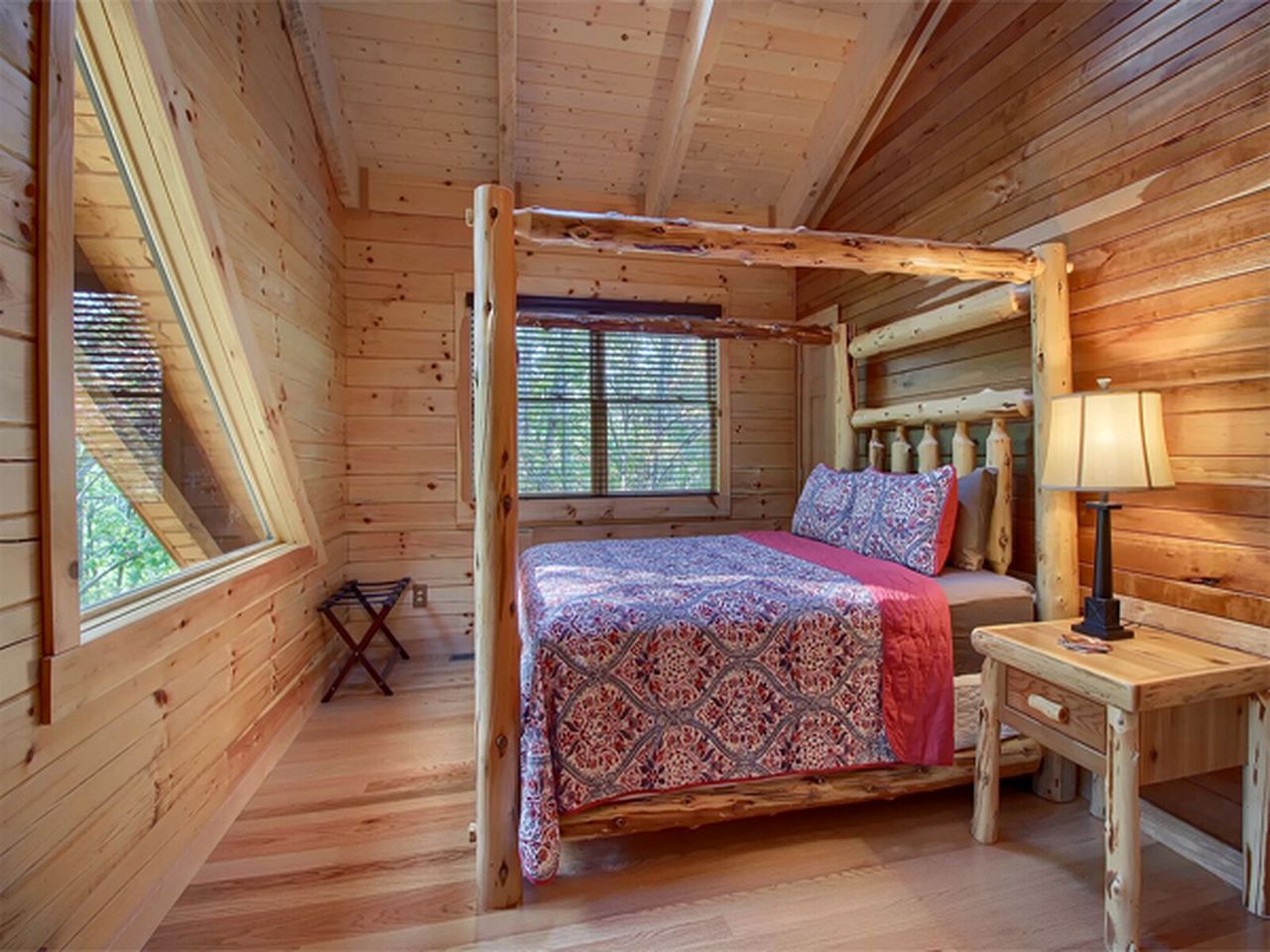 Secluded Luxury Cabin Rental for Eight Guests near Ash Cave, Ohio