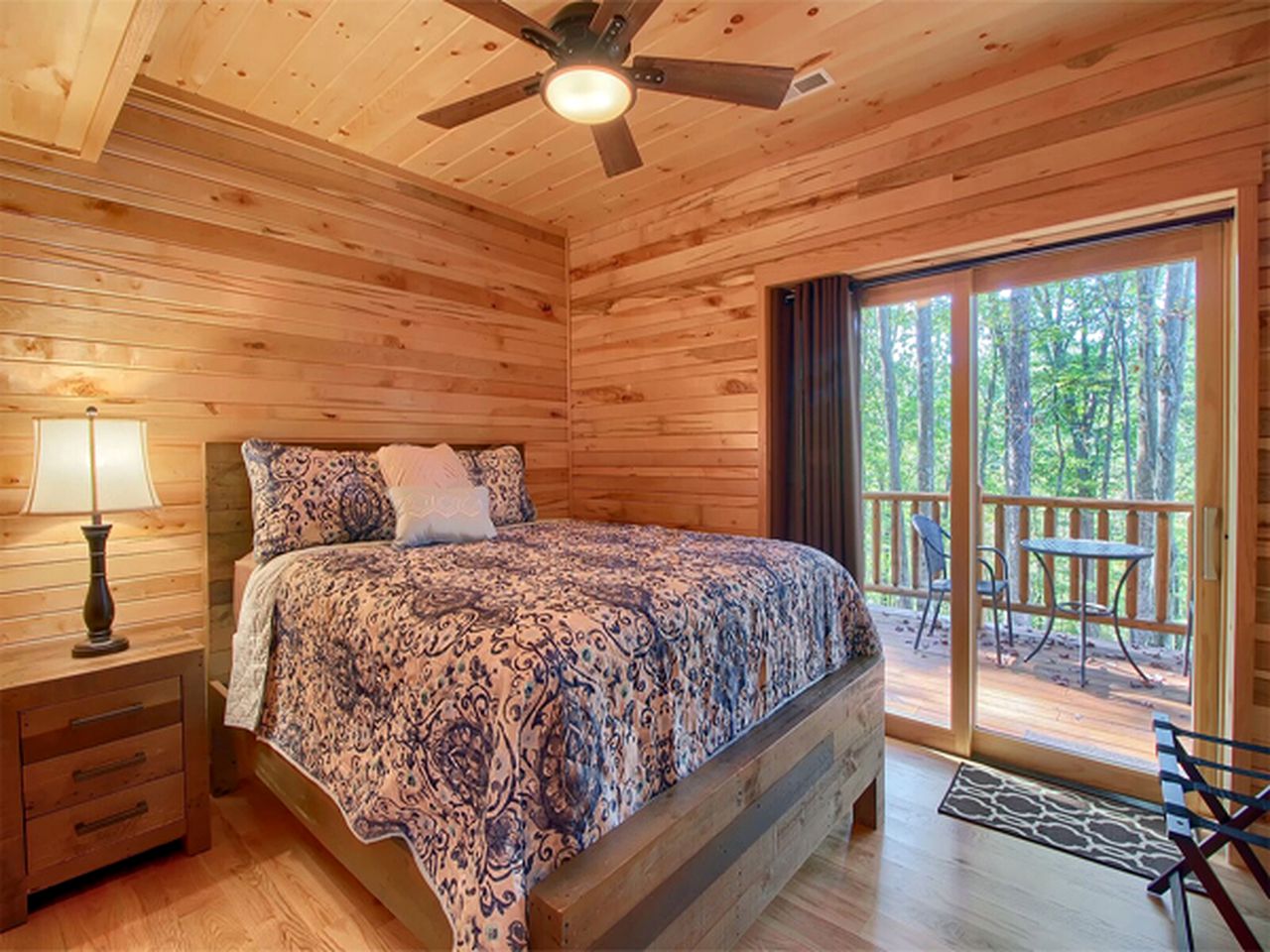 Secluded Luxury Cabin Rental for Eight Guests near Ash Cave, Ohio