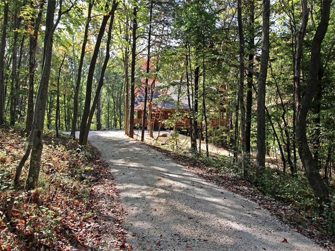 Secluded Luxury Cabin Rental for Eight Guests near Ash Cave, Ohio