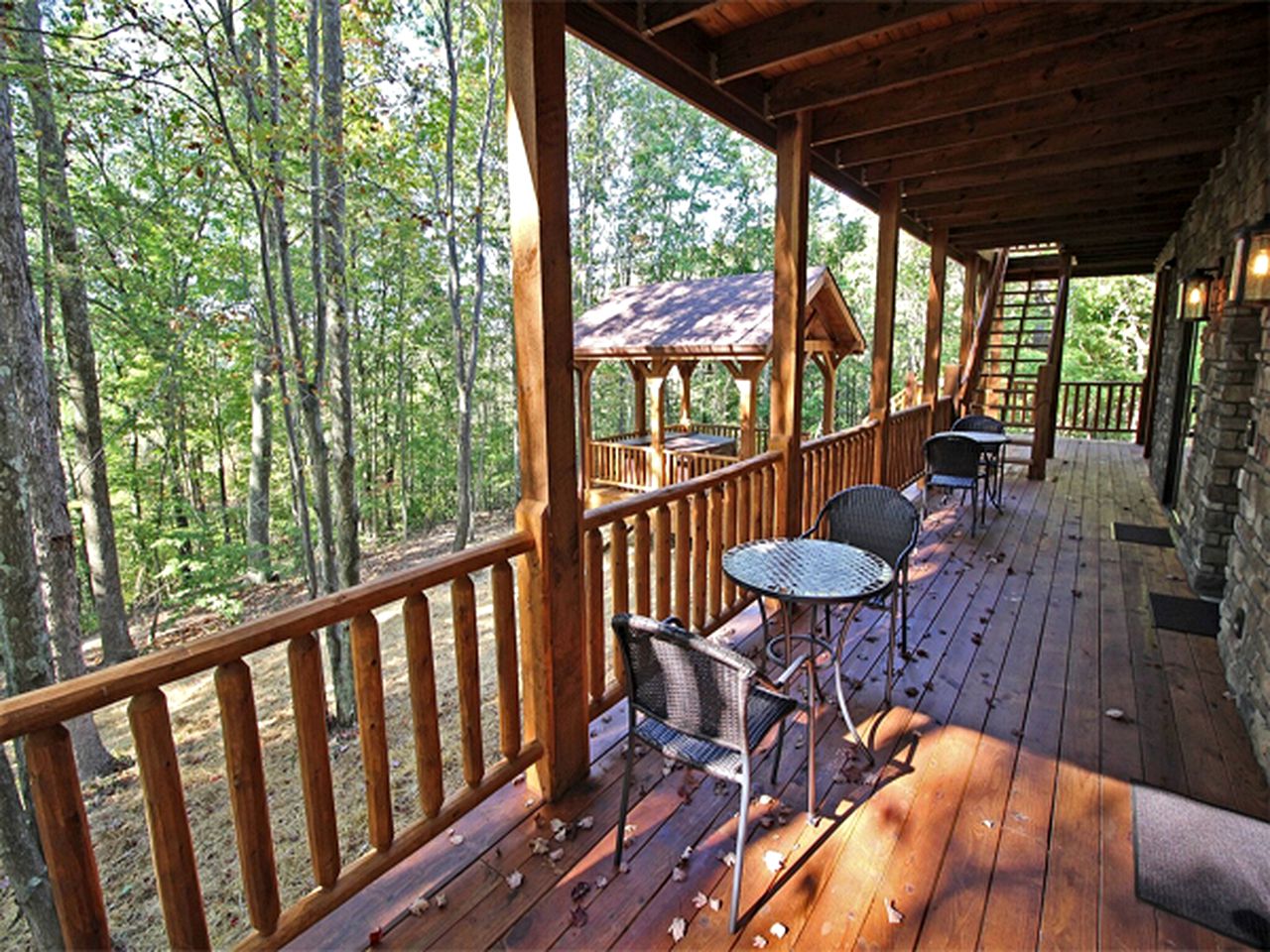 Secluded Luxury Cabin Rental for Eight Guests near Ash Cave, Ohio