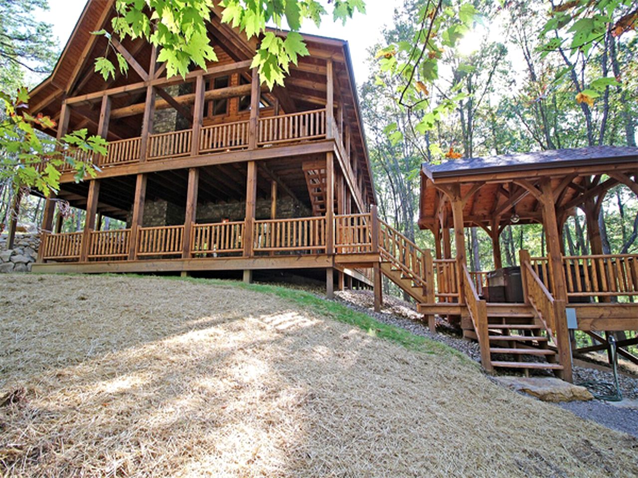 Secluded Luxury Cabin Rental for Eight Guests near Ash Cave, Ohio