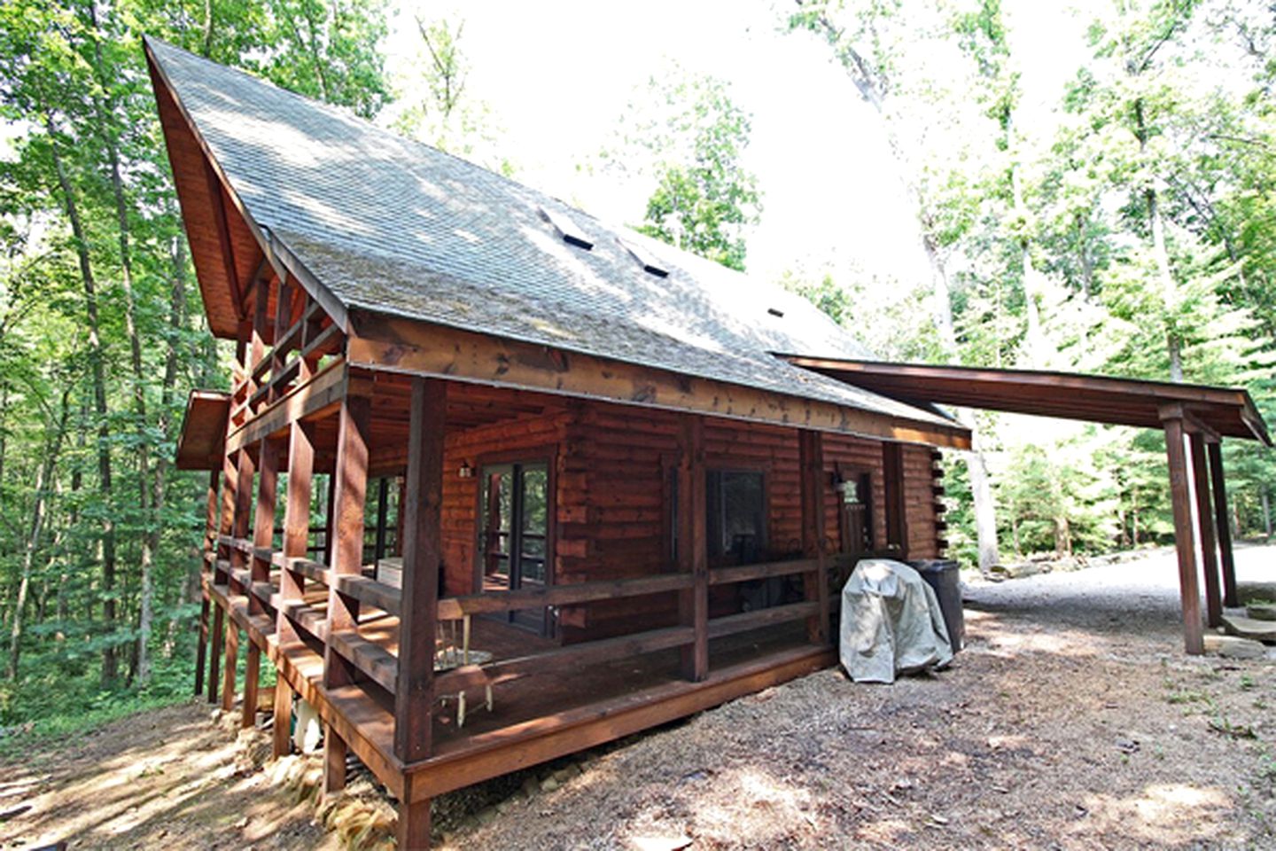 Secluded Cabin Near Lake Logan Ohio