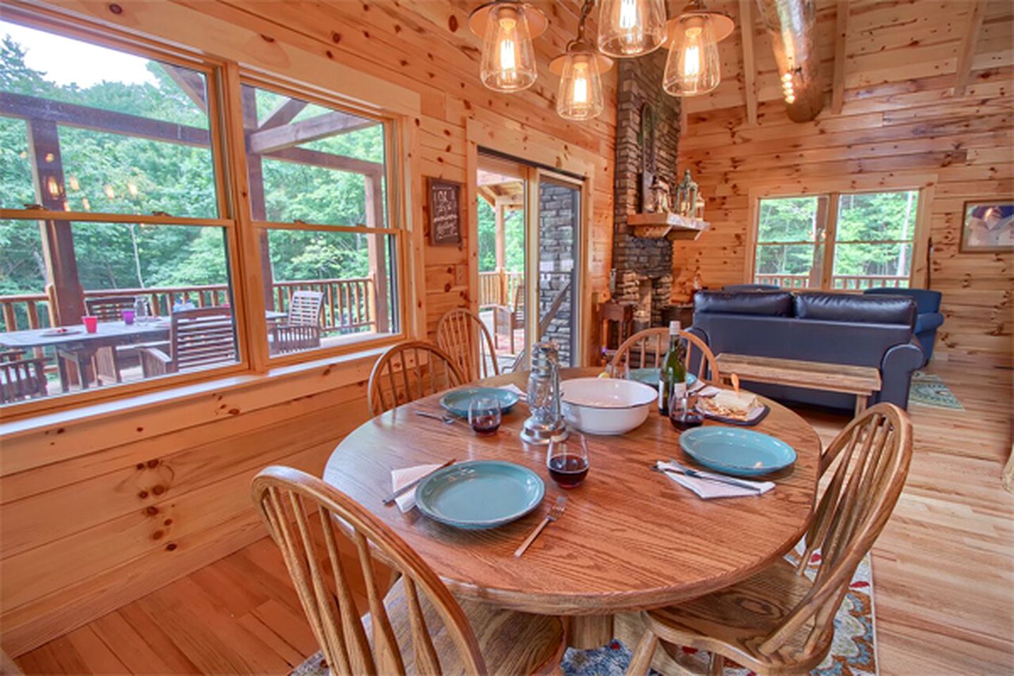 Luxury Log Cabin with a Barbecue Grill near Cantwell Cliffs, Ohio