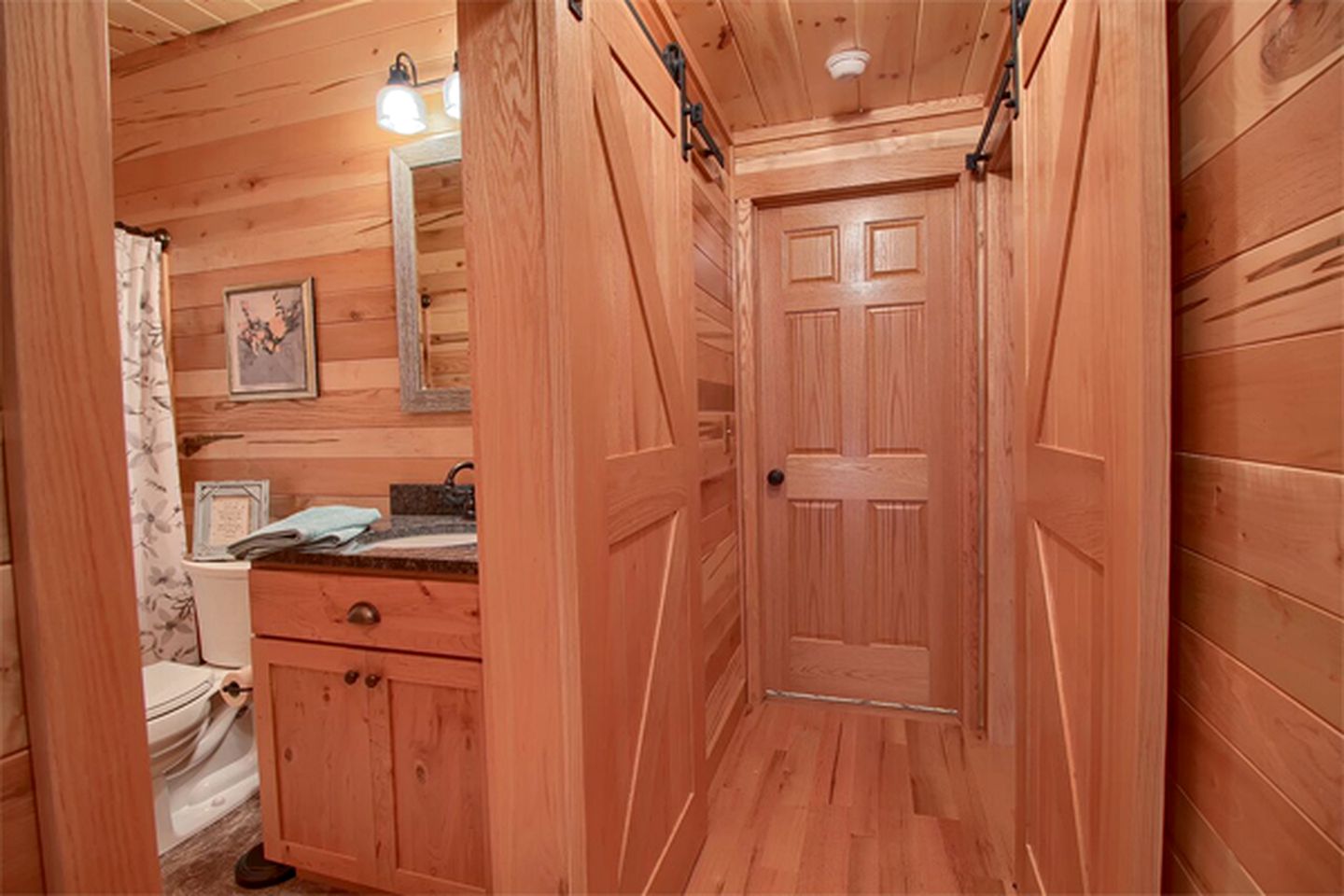 Luxury Log Cabin with a Barbecue Grill near Cantwell Cliffs, Ohio