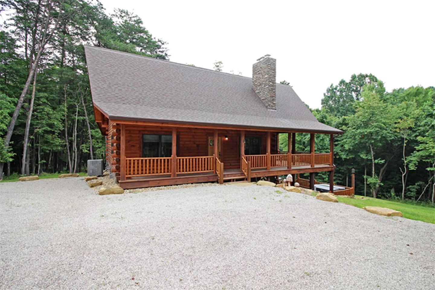 Luxury Log Cabin with a Barbecue Grill near Cantwell Cliffs, Ohio