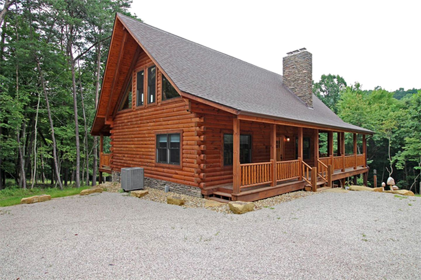 Luxury Log Cabin with a Barbecue Grill near Cantwell Cliffs, Ohio