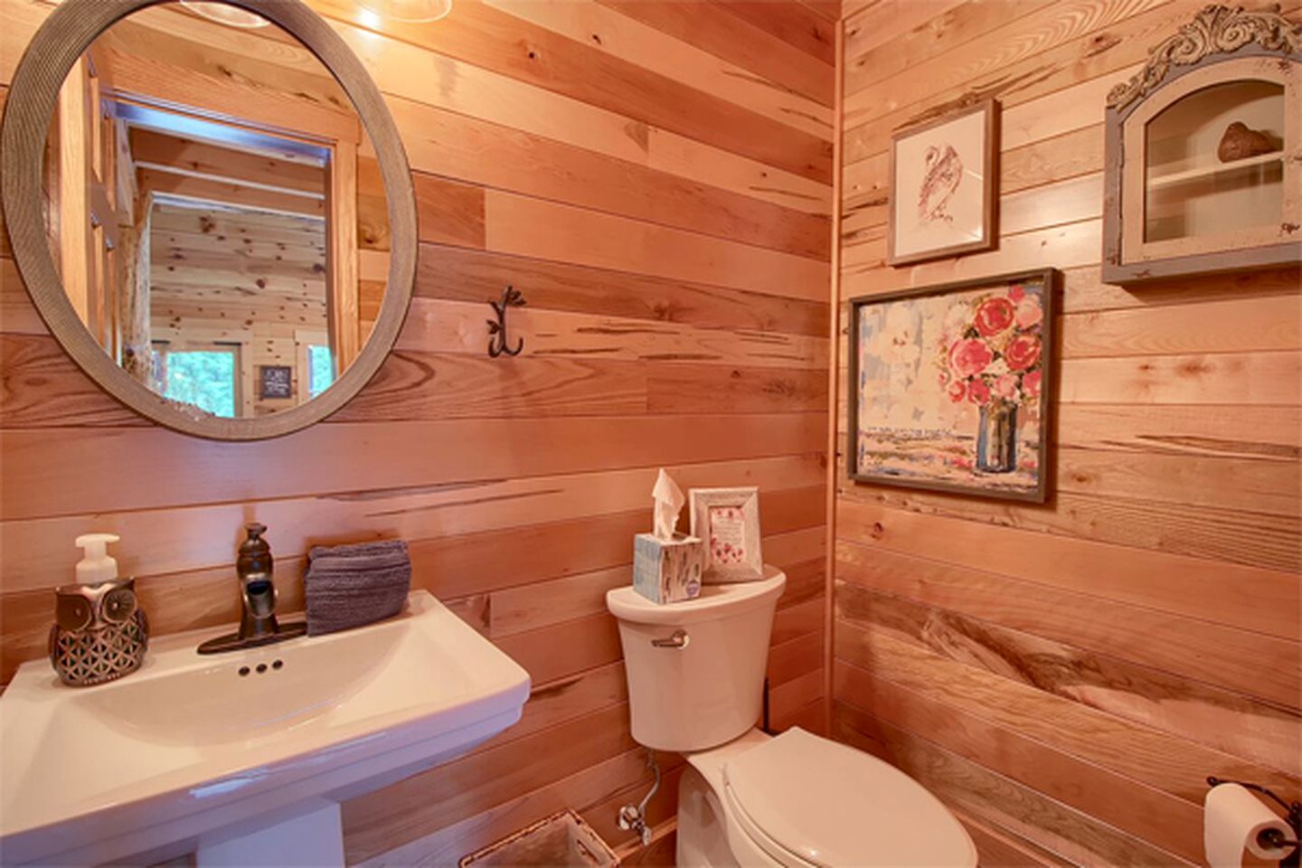 Luxury Log Cabin with a Barbecue Grill near Cantwell Cliffs, Ohio