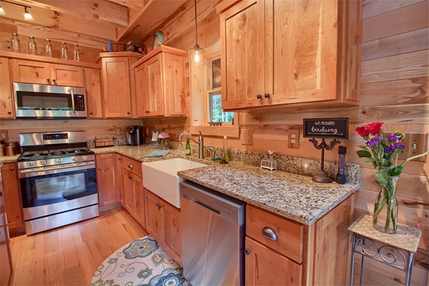 Luxury Log Cabin with a Barbecue Grill near Cantwell Cliffs, Ohio