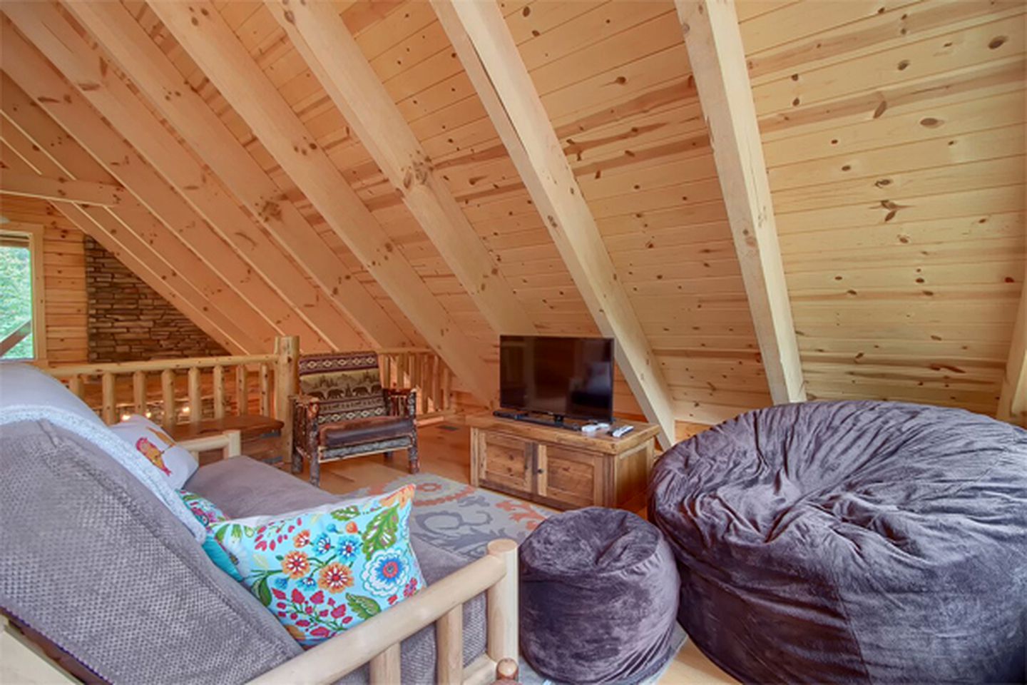 Luxury Log Cabin with a Barbecue Grill near Cantwell Cliffs, Ohio