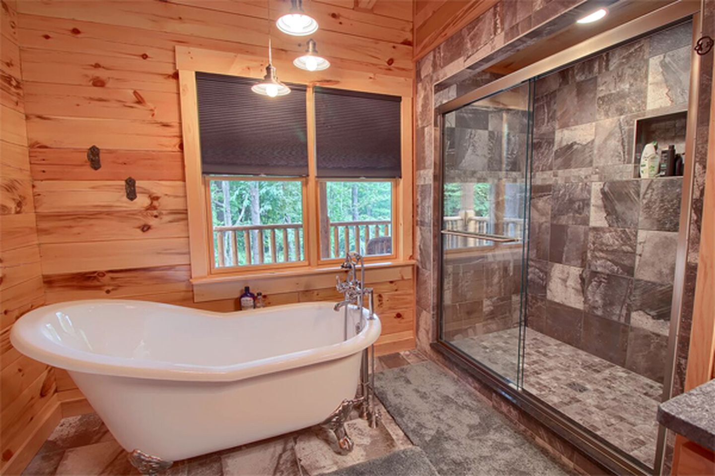 Luxury Log Cabin with a Barbecue Grill near Cantwell Cliffs, Ohio