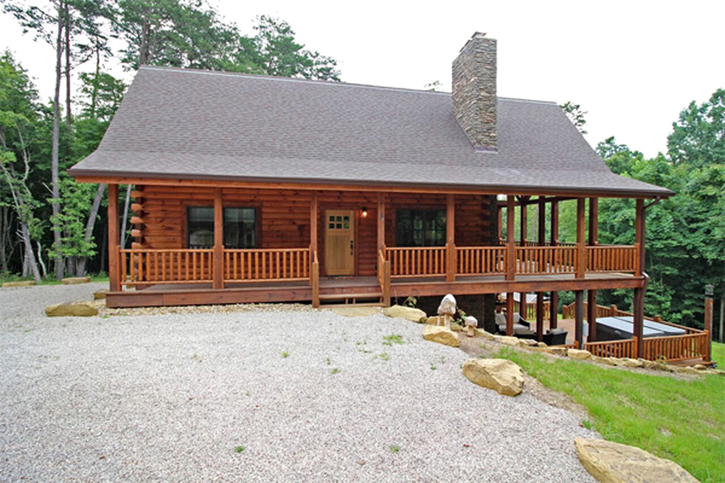 Luxury Log Cabin with a Barbecue Grill near Cantwell Cliffs, Ohio