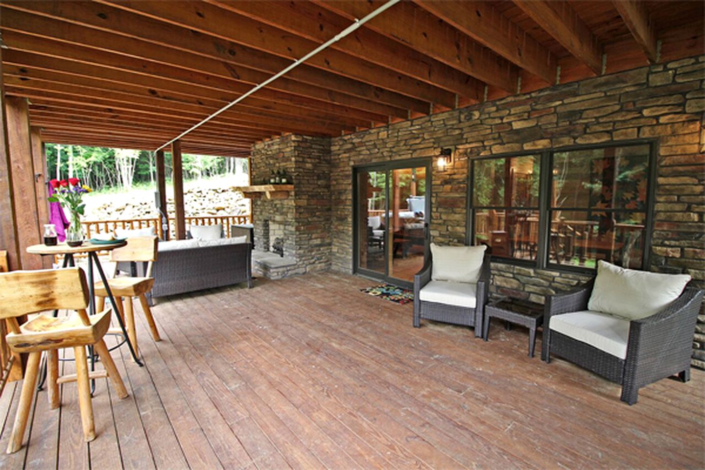 Luxury Log Cabin with a Barbecue Grill near Cantwell Cliffs, Ohio