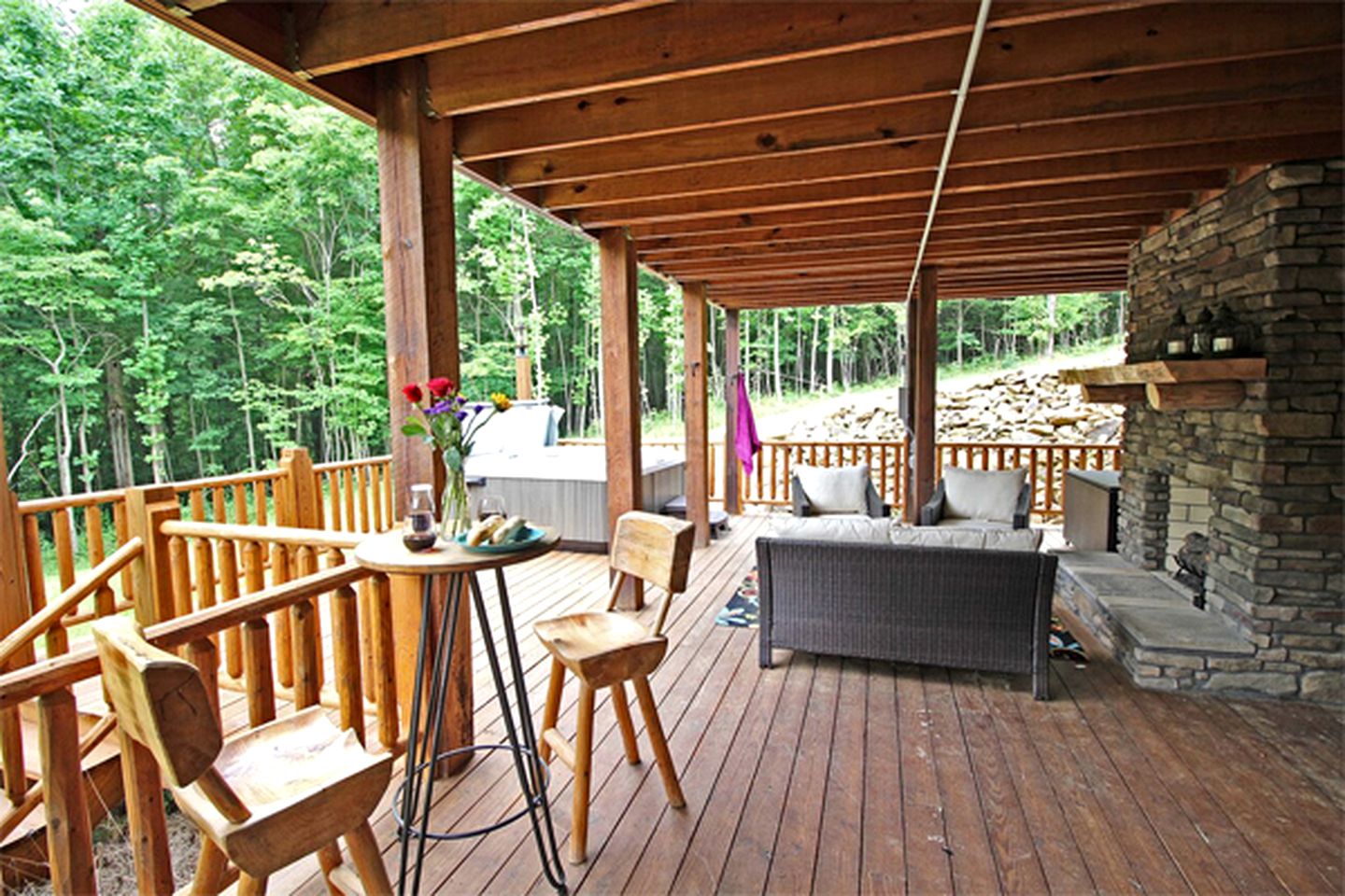 Luxury Log Cabin with a Barbecue Grill near Cantwell Cliffs, Ohio