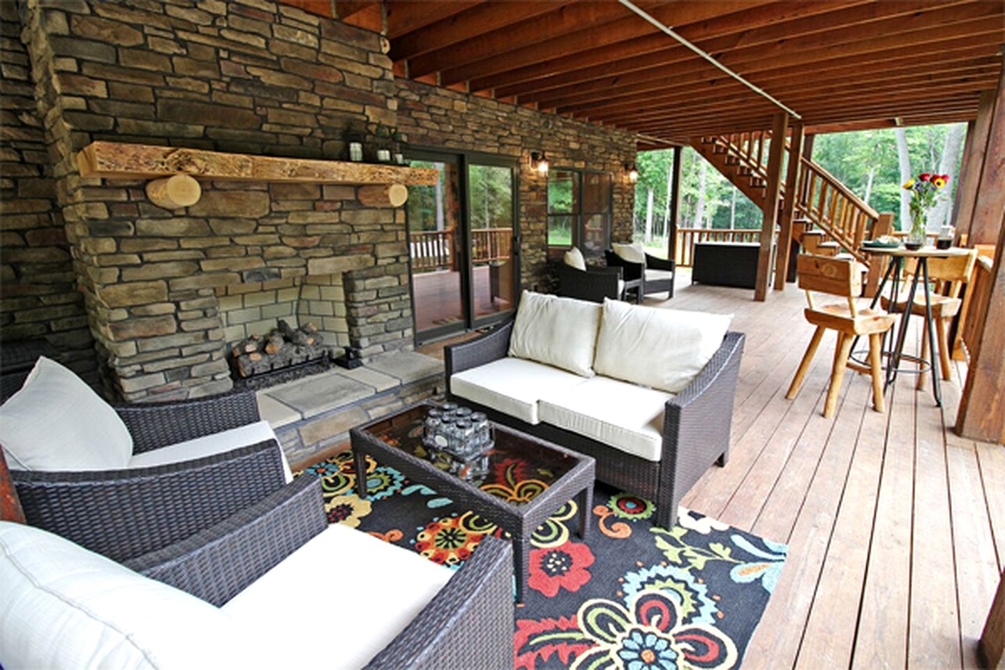 Luxury Log Cabin with a Barbecue Grill near Cantwell Cliffs, Ohio