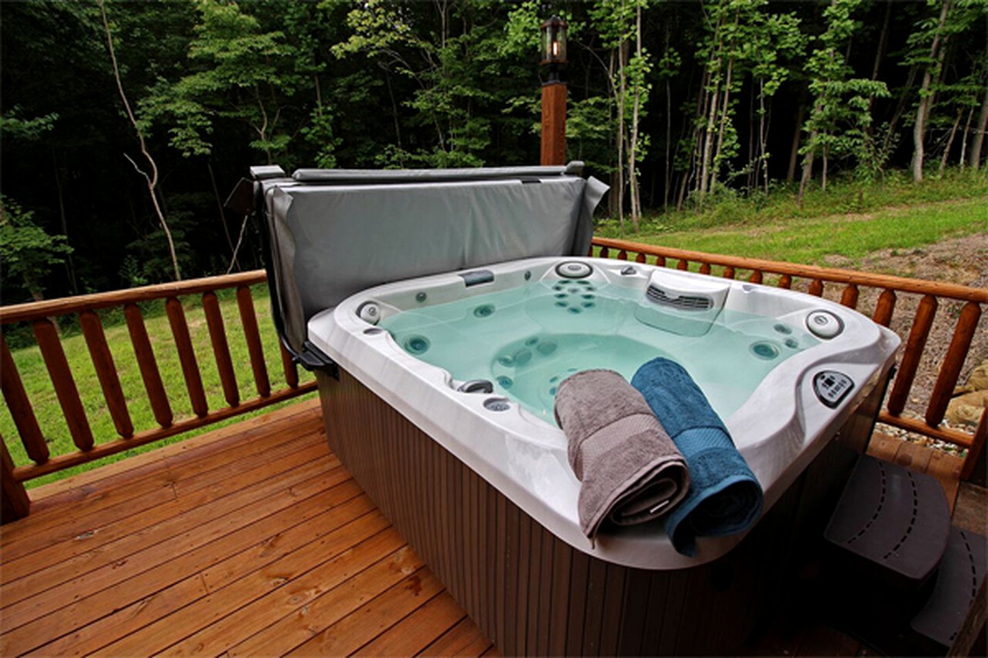 Luxury Log Cabin with a Barbecue Grill near Cantwell Cliffs, Ohio