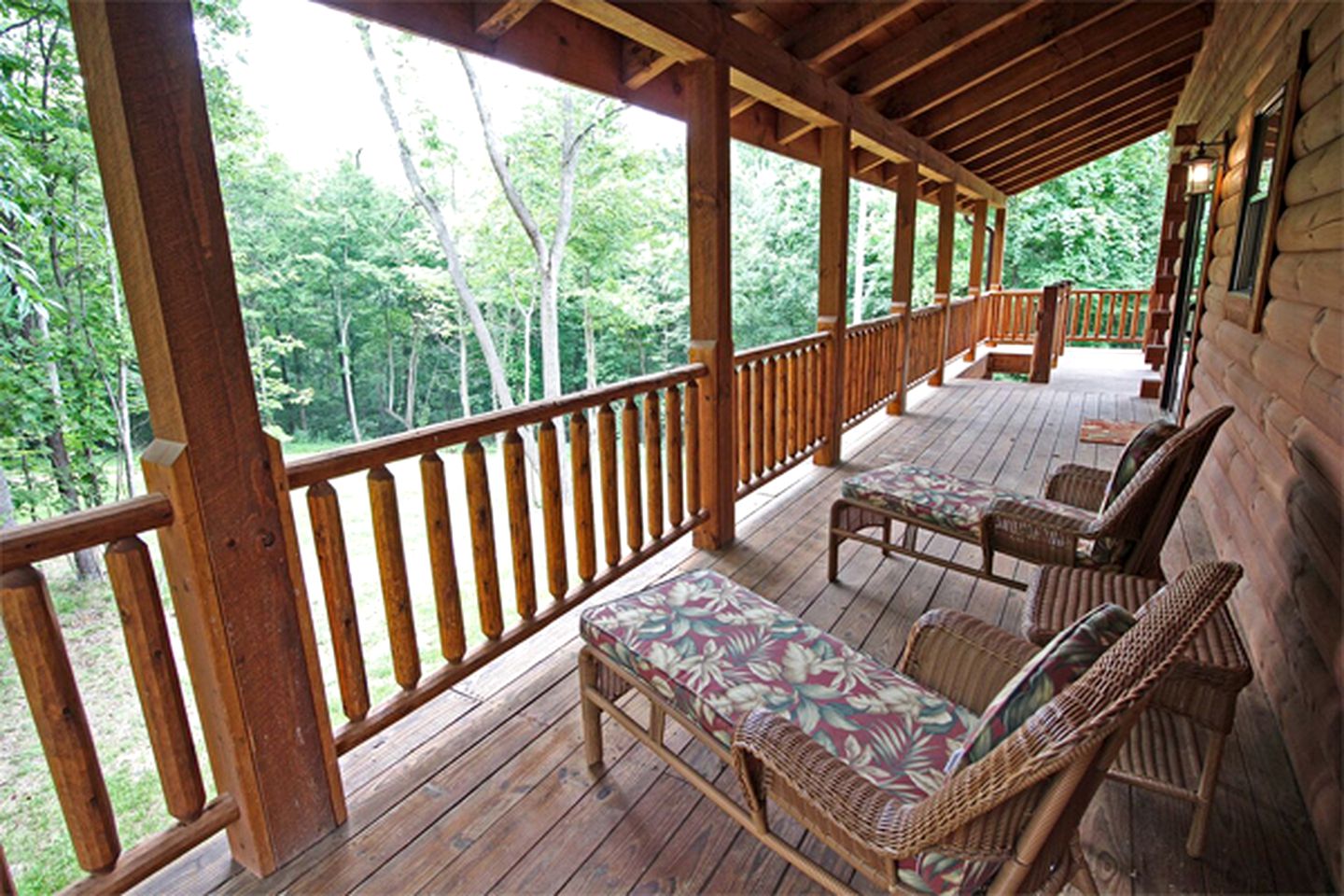 Luxury Log Cabin with a Barbecue Grill near Cantwell Cliffs, Ohio