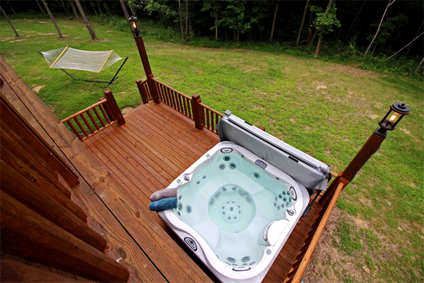 Luxury Log Cabin with a Barbecue Grill near Cantwell Cliffs, Ohio