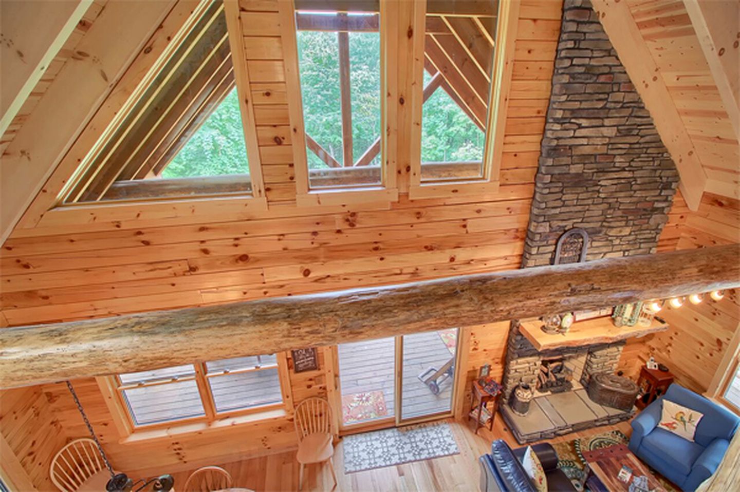 Luxury Log Cabin with a Barbecue Grill near Cantwell Cliffs, Ohio