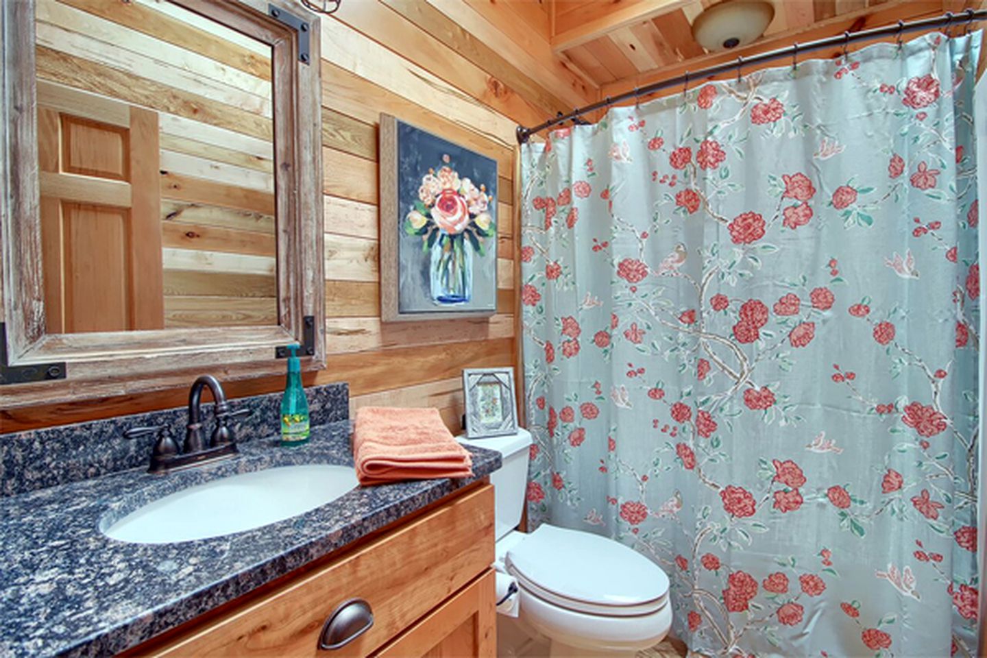 Luxury Log Cabin with a Barbecue Grill near Cantwell Cliffs, Ohio