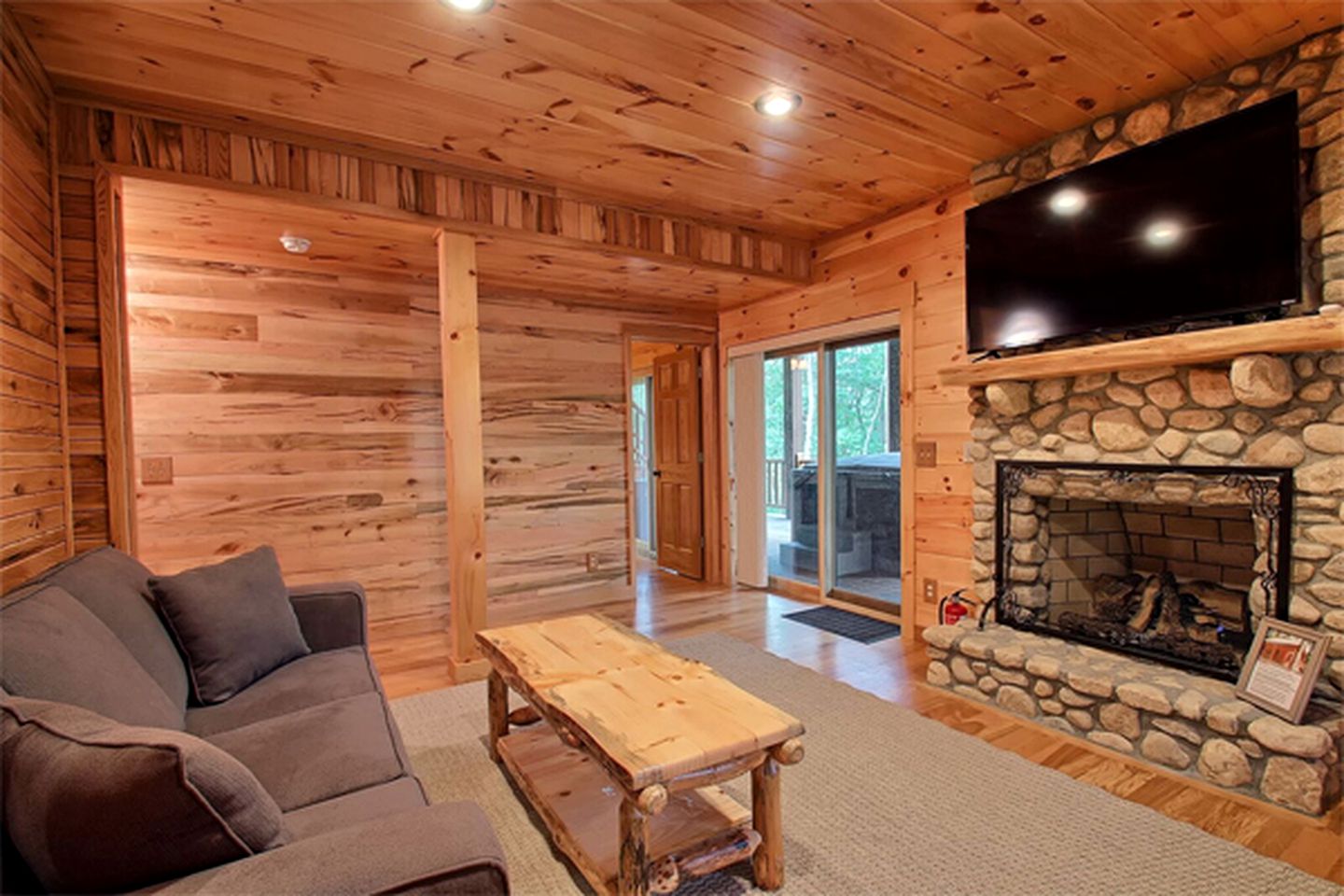 Rustic Vacation Cabin with a Private Hot Tub near Lake Logan, Ohio