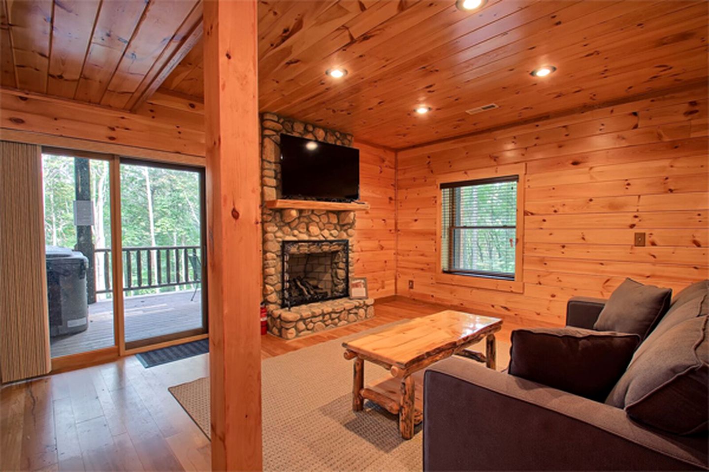 Rustic Vacation Cabin with a Private Hot Tub near Lake Logan, Ohio